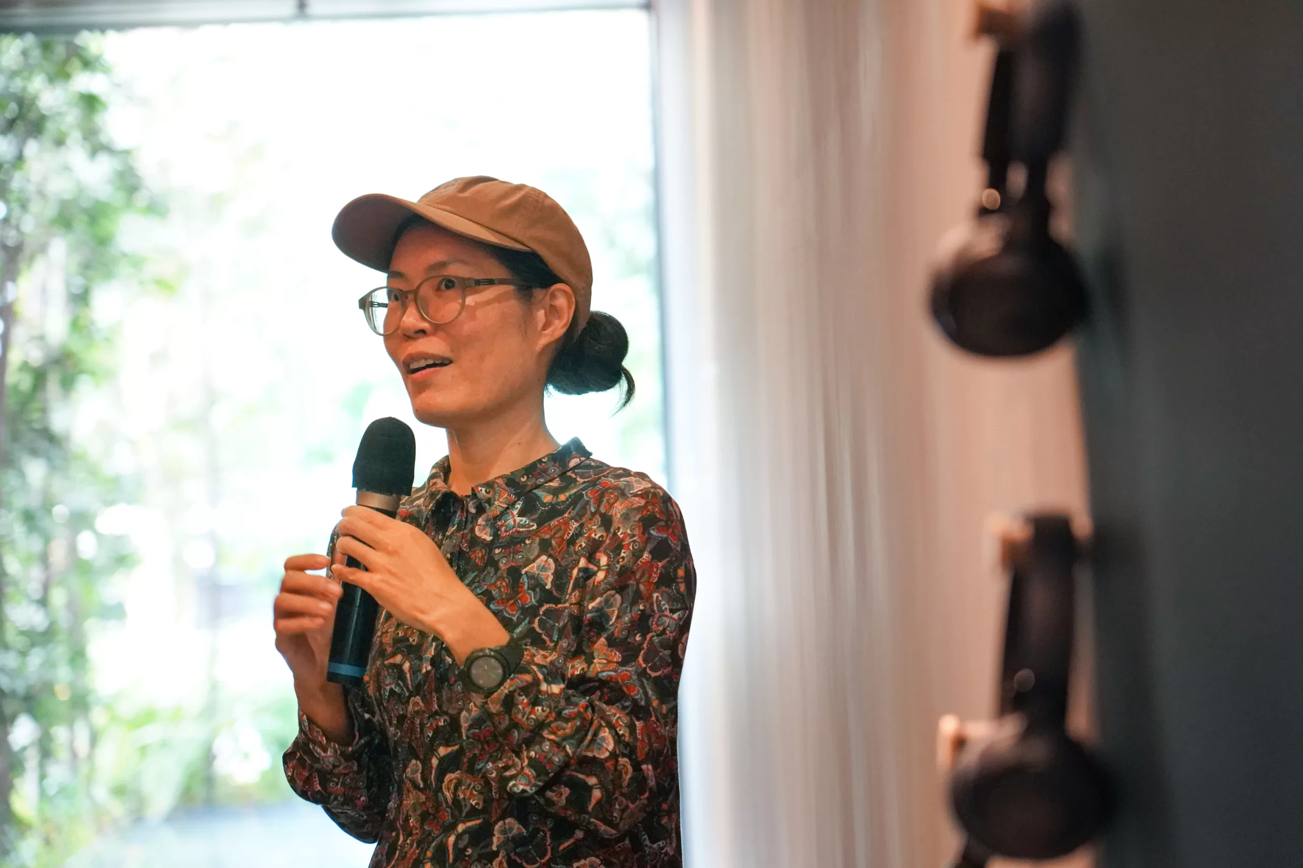 《水曰》藝術家李欣芫從聲音作品出發,暢談她在水資源田調計畫延伸到創作的概念。圖片來源:陸府生活美學教育基金會